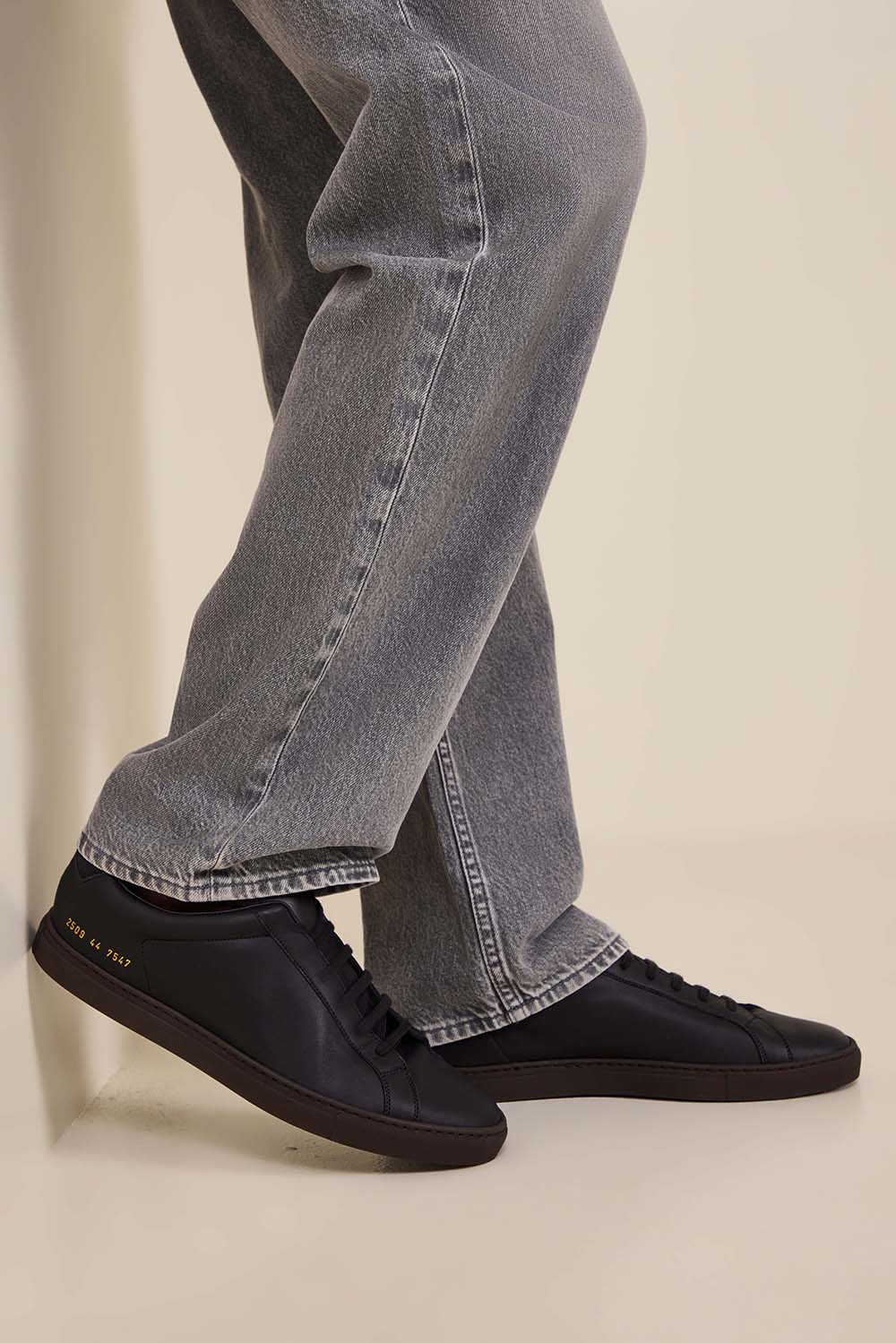 תמונת כל הלוק של נעלי סניקרס